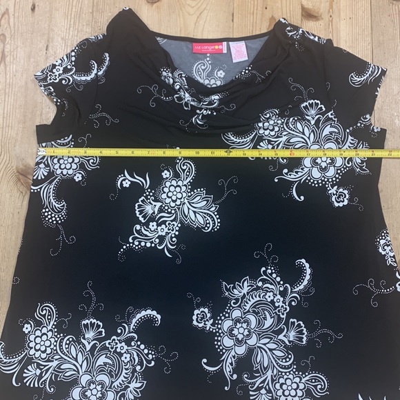 Liz Lange brand Maternity Top- black & white floral, draped scoop neckline Sz L - Picture 10 of 11